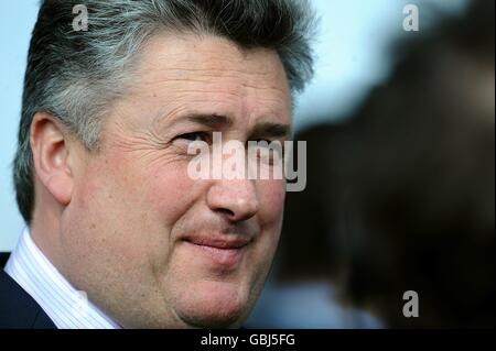 L'entraîneur Paul Nicholls pendant le premier jour de la John Smith's. Grande réunion nationale Banque D'Images