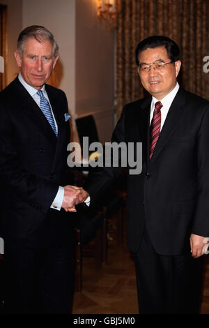 Le Prince de Galles accueille le président chinois Hu Jintao lors d'une réunion à l'hôtel Mandarin Oriental, Londres. Banque D'Images