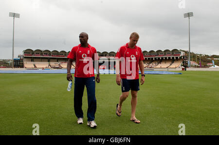 Dimitri Mascarenhas en Angleterre et Andrew Flintooff sur le terrain sous une forte pluie avant l'internationale One Day au stade Beauséjour, gros Islet, Sainte-Lucie. Banque D'Images