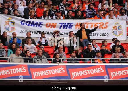 Soccer - Johnstone's Paint Trophy - final - Luton Town v Scunthorpe United - Stade Wembley. Luton Town fans dans les stands de Wembley Banque D'Images