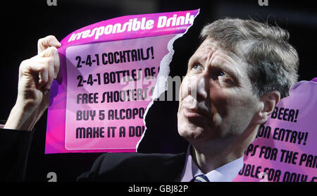 Le secrétaire à la Justice Kenny MacAskill visite le City Night Club à Édimbourg pour lancer une campagne contre les promotions sur les boissons irresponsables. Banque D'Images