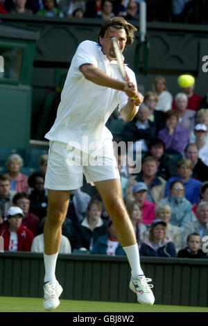 Goran Ivanisevic en route pour battre Mikhail Youzhny de la Russie Banque D'Images