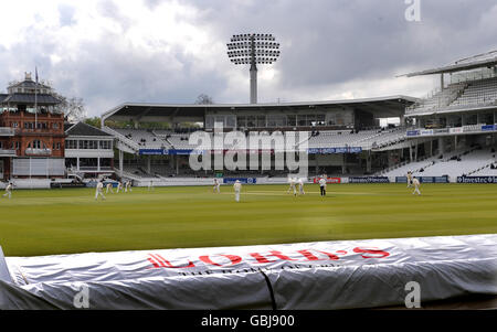 De nouveaux projecteurs sont vus pendant que le MCC joue à Durham pendant le match du Champion County à Lords, Londres. Banque D'Images