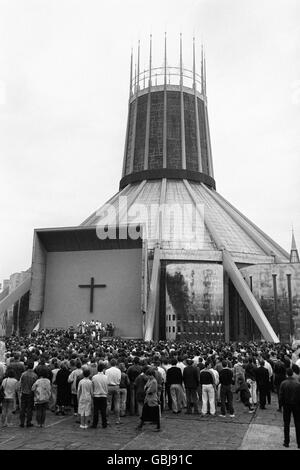 Des milliers de personnes se rassemblent à l'extérieur de la cathédrale métropolitaine catholique de Liverpool pour assister à la messe du Requiem en soirée afin de rendre hommage aux morts et aux blessés de Hillsborough. Banque D'Images