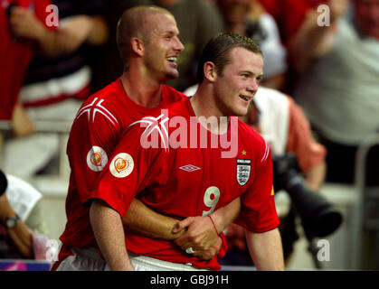 Football - Championnat d'Europe de l'UEFA 2004 - Groupe B - Croatie / Angleterre.Wayne Rooney, de l'Angleterre, célèbre le deuxième but contre la Croatie avec le capitaine David Beckham Banque D'Images