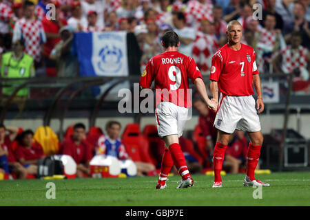 Football - Championnat d'Europe de l'UEFA 2004 - Groupe B - Croatie / Angleterre.Wayne Rooney, de l'Angleterre, célèbre avec le capitaine David Beckham, qui est remplacé par la Croatie Banque D'Images