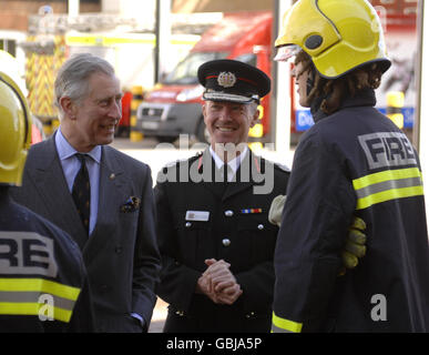 Le Prince de Galles (à gauche) s'entretient avec les membres de la fiducie des princes qui ont été autorisés à s'entraîner avec le service d'incendie, lors d'une visite à Poundbury où il a ouvert le nouveau QG Dorset Fire and Rescue à Poundbury, Dorset. Banque D'Images