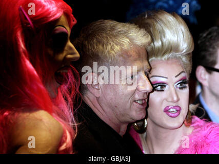 Richard Curtis (C) arrivant pour la soirée de gala de 'Priscilla Queen of the Desert the musical', au Palace Theatre sur Shaftesbury Avenue, au centre de Londres. Banque D'Images