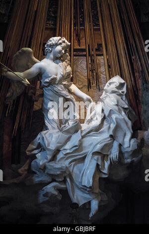 Rome. L'Italie. Sculpture du Bernin de l'Extase de Sainte Thérèse (1647-1652), dans la chapelle Cornaro, Santa Maria della Vittoria. Banque D'Images