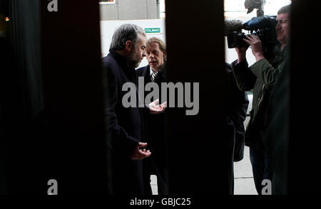 Jack O'Connor, du Syndicat des services, de l'industrie, des professionnels et de la technique, entre dans les bureaux impact à Dublin. Banque D'Images