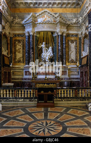 Rome. L'Italie. Sculpture du Bernin de l'Extase de Sainte Thérèse (1647-1652), dans la chapelle Cornaro, Santa Maria della Vittoria. Banque D'Images