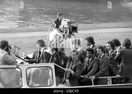 Le capitaine de la forêt de Nottingham, John McGovern, et son équipe tiennent la coupe d'Europe en pleine excursion à Nottingham dans le bus traditionnel à toit ouvert pour leur réception civique. Banque D'Images