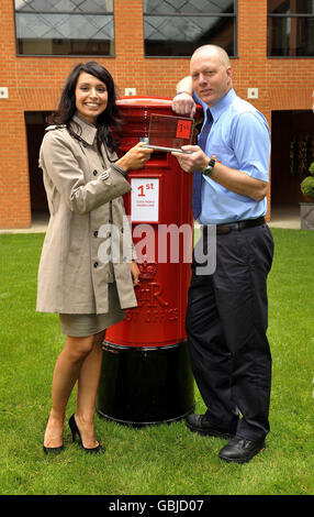 Iain MacDonald, de Cowdenbeath en Écosse, reçoit le prix de la bravoure de la présentatrice du One Show de la BBC, Christine Bleakley, lors des 1st Class People Awards du Royal Mail au Haberdashers Hall à Londres. Banque D'Images