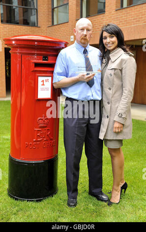 Neil Chesebrough, de Bude à Cornwall, reçoit le prix Postman of the Year de la part de la présentatrice du One Show de la BBC, Christine Bleakley, lors des 1st Class People Awards du Royal Mail au Haberdashers Hall de Londres. Banque D'Images