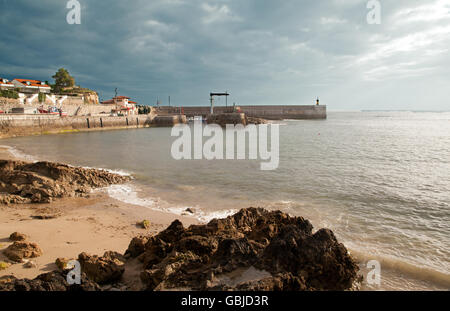 La plage et le port à Comillas dans la région du nord de l'espagne Cantabrie Banque D'Images