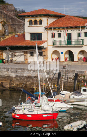 Le port et le port de pêche de Comillas dans la région du nord de l'espagne Cantabrie Banque D'Images