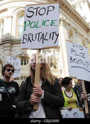 Des manifestants se réunissent à la Bank of England, Londres, en prévision d'une marche vers Bethnal Green, à l'est de Londres, pour protester contre la police des marches du G20 de mercredi dernier à Londres. Banque D'Images