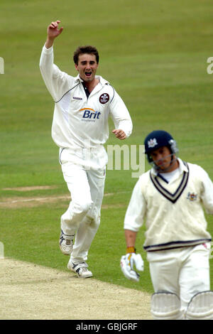 Tim Murtagh, de Surrey, célèbre le cricket de Stephen, de Gloucestershire Adshead Banque D'Images
