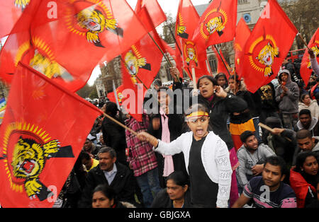 Des manifestants tamouls protestent sur la place du Parlement à Londres, demandant un cessez-le-feu immédiat au Sri Lanka. Banque D'Images