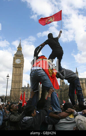 Des manifestants tamouls protestent à Westminster, Londres, demandant un cessez-le-feu immédiat au Sri Lanka. Banque D'Images