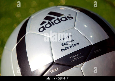 Football - Championnat d'Europe de l'UEFA 2004 - Groupe B - Angleterre / Suisse. Le match-ball officiel Banque D'Images