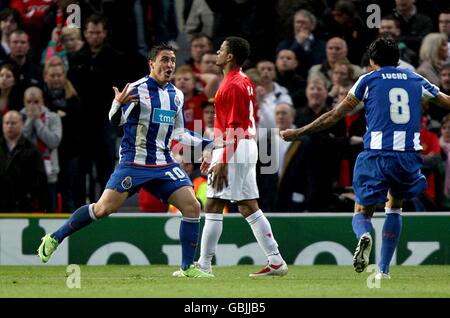 Football - UEFA Champions League - quart de finale - première étape - Manchester United / FC Porto - Old Trafford.Cristian Rodriguez du FC Porto (à gauche) célèbre après avoir marqué le premier but alors que Patrice Evra de Manchester United est abattu (au centre) Banque D'Images