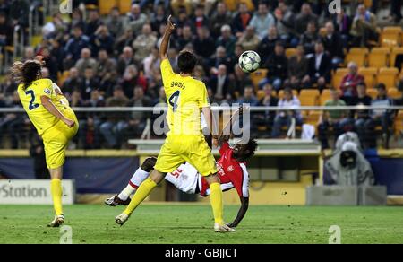 Emmanuel Adebayor, d'Arsenal, marque le premier but du camp jeu Banque D'Images