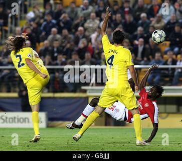 Football - UEFA Champions League - quart de finale - première étape - Villarreal / Arsenal - Estadio El Madrigal.Emmanuel Adebayor, d'Arsenal, marque le premier but du jeu de ses côtés Banque D'Images