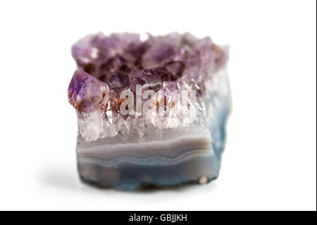 Cristal naturel violet de l'améthyste sur fond blanc Banque D'Images