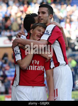 Andrey Arshavin (au centre) d'Arsenal célèbre avec ses coéquipiers Cesc Fabregas (à gauche) et Robin Van Persie (à droite) après avoir inscrit le troisième but Banque D'Images