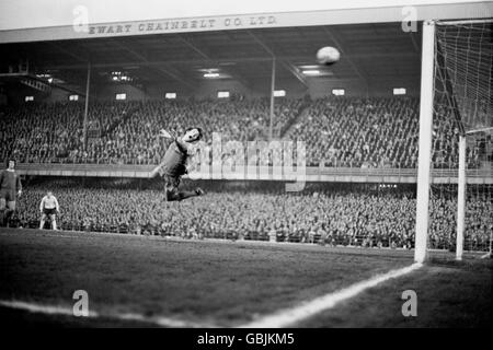 Le gardien de but de Liverpool Ray Clemence plonge en vain comme un tir de John McGovern (hors pic) du comté de Derby le bat pour le but gagnant de gagner le championnat Banque D'Images