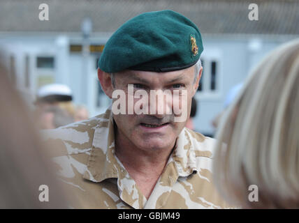 Le Brigadier Gordon Messenger s'adresse à la presse à l'aéroport d'Exeter cet après-midi, après que 122 membres du personnel de service sont retournés à l'aéroport d'Exeter, Devon, composé principalement de Royal Marines, à partir du 42 Commando basé à Bickleigh, près de Plymouth. Banque D'Images