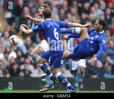 Football - Barclays Premier League - Aston Villa / Everton - Villa Park.Joléon Lescott (à droite) d'Everton s'attaque à Stiliyan Petrov (à gauche) d'Aston Villa pendant qu'ils se battent pour le ballon Banque D'Images