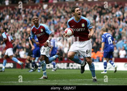 Football - Barclays Premier League - Aston Villa / Everton - Villa Park.Gareth Barry (à droite) d'Aston Villa célèbre après avoir marquant le sixième but du jeu depuis la zone de pénalité. Banque D'Images