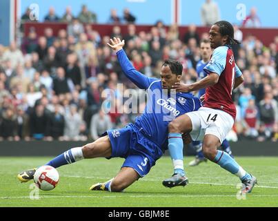 Joleon Lescott (à gauche) d'Everton est défié par Nathan, d'Aston Villa Delfoouneso (à droite) pour la balle Banque D'Images