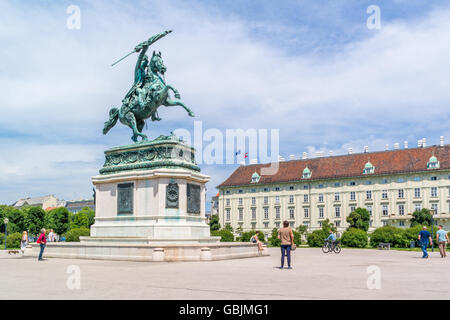Heldenplatz, place des Héros, avec des gens, statue équestre de l'archiduc Charles et le palais de la Hofburg à Vienne, Autriche Banque D'Images