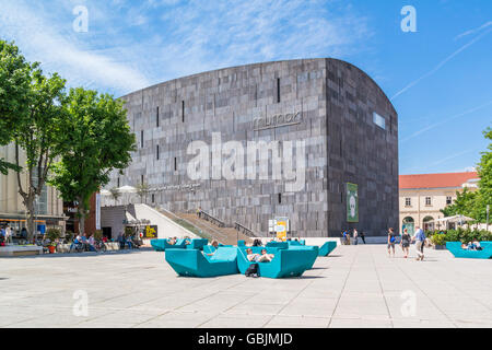 Musées Quartier square avec les gens et musée d'art moderne MUMOK à Vienne, Autriche Banque D'Images