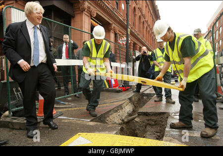 Boris Johnson annonce un code de conduite streetworks Banque D'Images