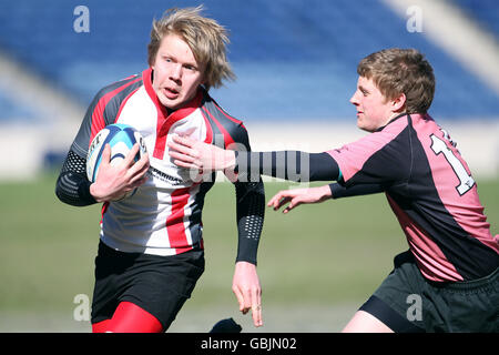 Match d'Ayr (en rose) contre le comté de Stirling lors de la finale de la coupe du midi nationale au stade Murrayfield, à Édimbourg. Banque D'Images