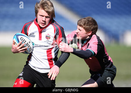 Match d'Ayr (en rose) contre le comté de Stirling lors de la finale de la coupe du midi nationale au stade Murrayfield, à Édimbourg. Banque D'Images