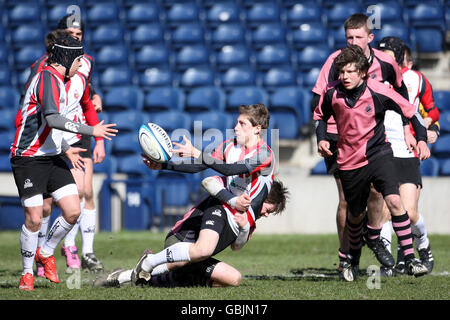 Match d'Ayr (en rose) contre le comté de Stirling lors de la finale de la coupe du midi nationale au stade Murrayfield, à Édimbourg. Banque D'Images