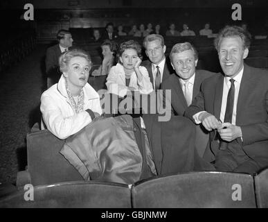 De gauche à droite : Yana, Janette Scott, Jackie Rae, Gary Miller et Bruce Forsyth à la répétition de la Royal Variety Performance. Banque D'Images