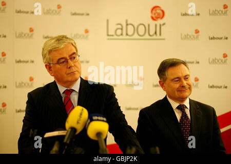 Eamon Gilmore, le leader travailliste, est parti, avec Brendan Howlin lors du lancement de « plus jamais,- le plan du Labour pour l'amélioration des normes dans les affaires et la vie publique » à l'hôtel Buswells de Dublin. Banque D'Images