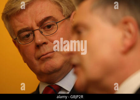 Eamon Gilmore, le leader travailliste, est parti, avec Brendan Howlin lors du lancement de « plus jamais,- le plan du Labour pour l'amélioration des normes dans les affaires et la vie publique » à l'hôtel Buswells de Dublin. Banque D'Images