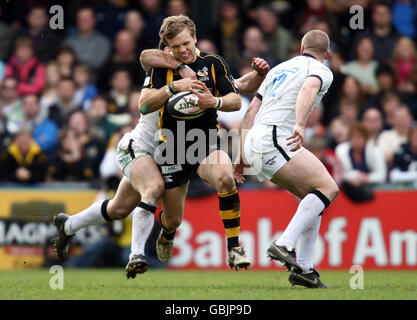 Rugby Union - Guinness Premiership - London Wasps / Newcastle Falcons - Adams Park.Lachlan Mitchell de Wasps est attaqué par Michael Young de Newcastle lors du match Guinness Premiership à Adams Park, Londres. Banque D'Images