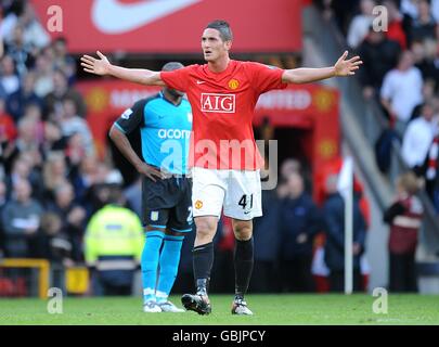 Federico Macheda de Manchester United réagit après avoir été réservé par un arbitre Mike Riley pour avoir fêté son but gagnant Banque D'Images