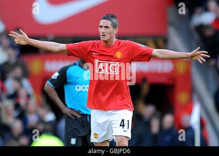 Federico Macheda de Manchester United réagit après avoir été réservé par un arbitre Mike Riley pour avoir fêté son but gagnant Banque D'Images