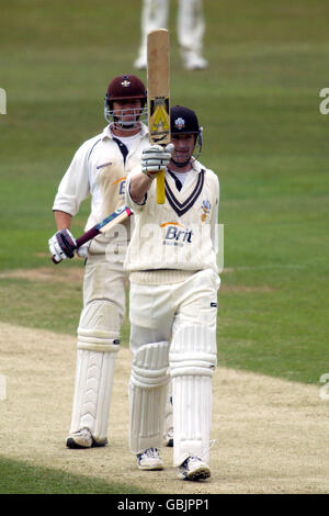 Ali Brown, de Surrey, célèbre son siècle contre Gloucestershire Banque D'Images