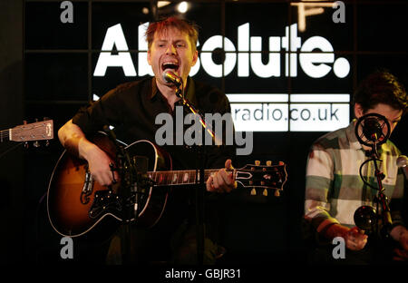 Alex Kapranos (à gauche) de Franz Ferdinand se produit pour une session Geoff Lloyd Hometime, qui sera diffusée à 19:00 le jeudi 9 avril, dans le zoo Absolute radio, à Golden Square, dans le centre de Londres. Banque D'Images