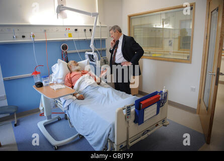 Le secrétaire à la Santé, Alan Johnson, rencontre le patient Roger Wakeham lors d'une visite dans le nouveau quartier de Bevan à l'hôpital Hillingdon de Middlesex. Banque D'Images